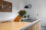 Moderne keuken met zwarte kastenwand-Jan van Sundert-Keuken-Moderne keuken met zwarte kastenwand-OBLY