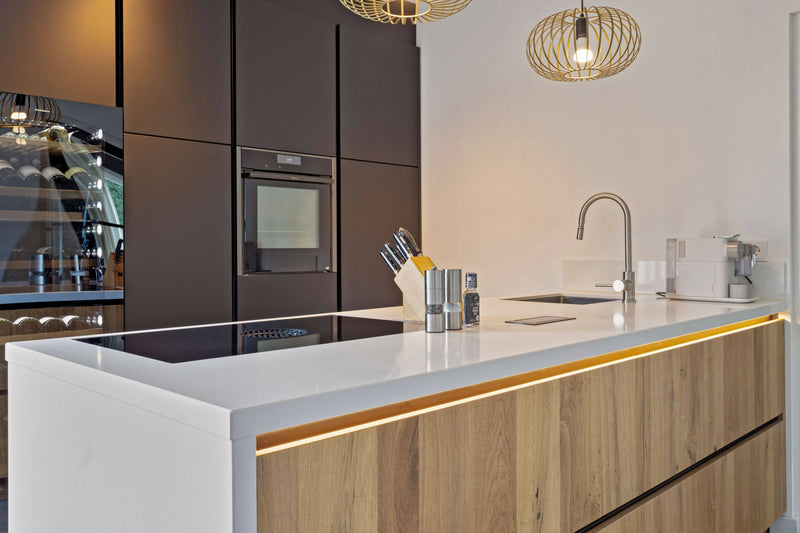 Moderne keuken met zwarte kastenwand-Jan van Sundert-Keuken-Moderne keuken met zwarte kastenwand-OBLY