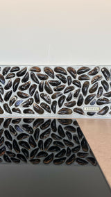 Moderne keuken vakantiewoning Zeeuwse kust-Viveau - fine wall design-keuken-Keuken met Mosselschelpen | Vakantiewoning aan Zee-OBLY