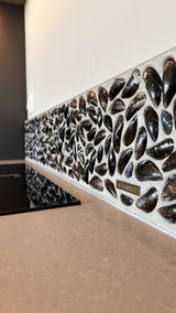 Moderne keuken vakantiewoning Zeeuwse kust-Viveau - fine wall design-keuken-Keuken met Mosselschelpen | Vakantiewoning aan Zee-OBLY