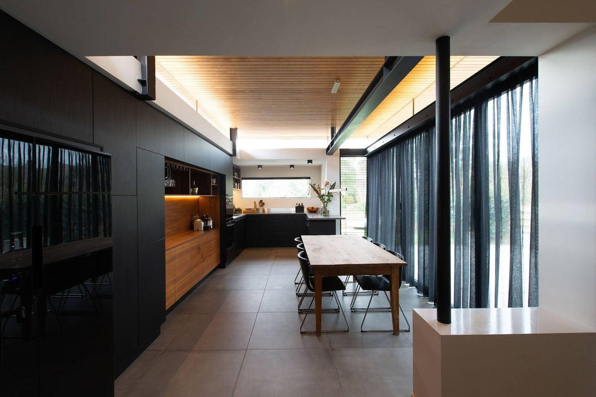 Moderne keukenaanbouw met sterke verbinding met de tuin-Goes serres-glazen schuifpui,keuken aanbouw,moderne uitbouw,open keuken ontwerp,woning uitbreiding-Moderne keuken aanbouw met grote schuifpui-OBLY