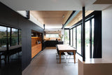Moderne keukenaanbouw met sterke verbinding met de tuin-Goes serres-glazen schuifpui,keuken aanbouw,moderne uitbouw,open keuken ontwerp,woning uitbreiding-Moderne keuken aanbouw met grote schuifpui-OBLY
