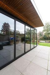 Moderne keukenaanbouw met sterke verbinding met de tuin-Goes serres-glazen schuifpui,keuken aanbouw,moderne uitbouw,open keuken ontwerp,woning uitbreiding-Moderne keuken aanbouw met grote schuifpui-OBLY