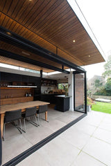 Moderne keukenaanbouw met sterke verbinding met de tuin-Goes serres-glazen schuifpui,keuken aanbouw,moderne uitbouw,open keuken ontwerp,woning uitbreiding-Moderne keuken aanbouw met grote schuifpui-OBLY