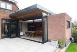 Moderne keukenaanbouw met sterke verbinding met de tuin-Goes serres-glazen schuifpui,keuken aanbouw,moderne uitbouw,open keuken ontwerp,woning uitbreiding-Moderne keuken aanbouw met grote schuifpui-OBLY