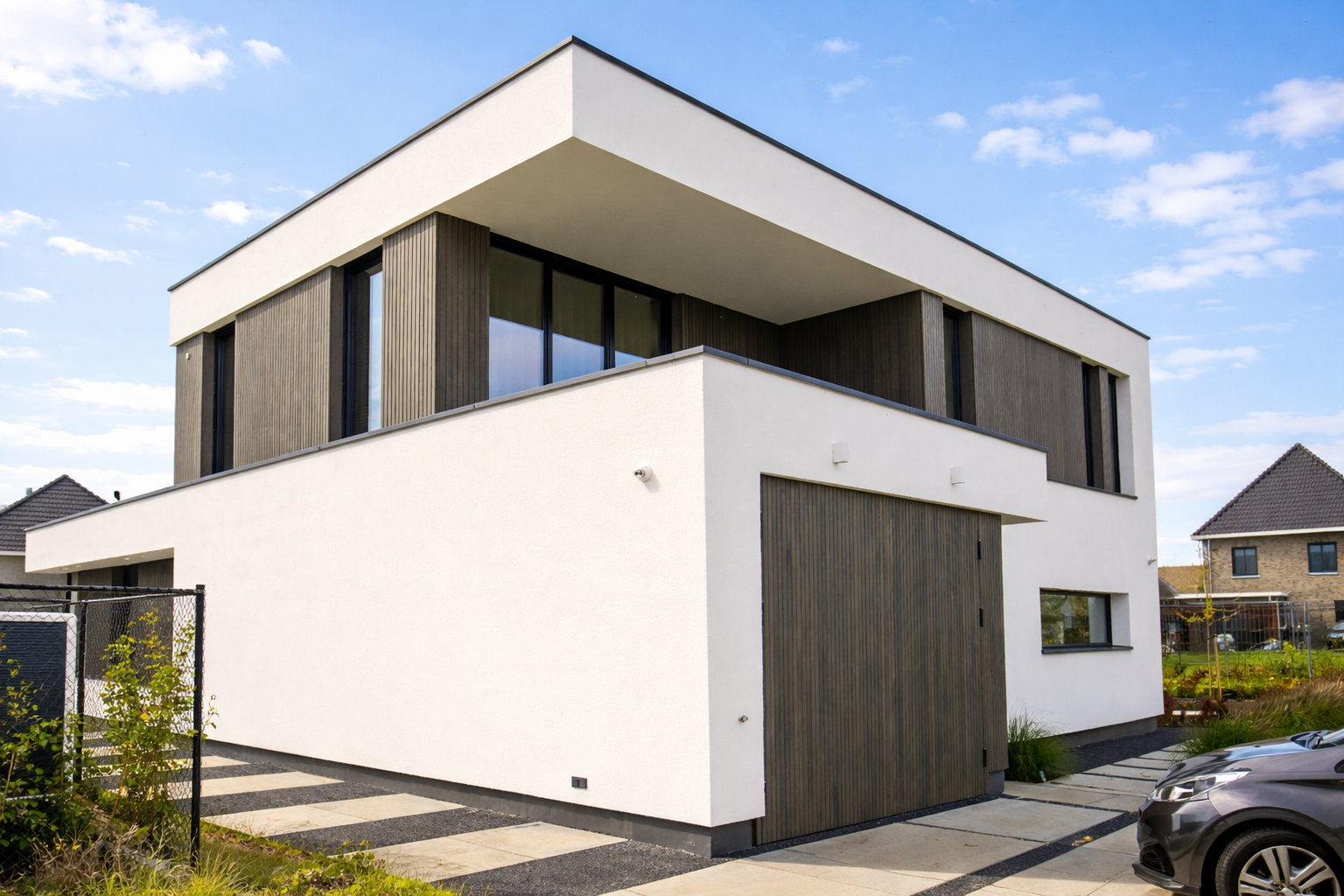 Moderne kubistische villa met houten gevelbekleding-Prowood-eigentijds-ontwerp,Exterieur,houten-gevelbekleding,kubistische-villa,luxe-villa,minimalistische-villa,moderne-architectuur,moderne-villa,nieuwbouwproject,strakke-architectuur,wit-stucwerk-Moderne kubistische villa met houten gevel-OBLY
