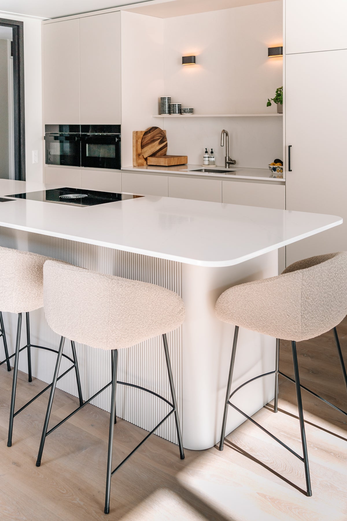 Moderne maatwerk keuken met afgerond kookeiland-studio stylez-afgerond-kookeiland,design-keuken,keukenontwerp,lichte-keuken,maatwerk-keuken,minimalistisch,moderne-keuken,moderne-woning,open-leefruimte-Moderne maatwerk keuken met kookeiland-OBLY