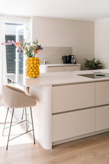 Moderne maatwerk keuken met afgerond kookeiland-studio stylez-afgerond-kookeiland,design-keuken,keukenontwerp,lichte-keuken,maatwerk-keuken,minimalistisch,moderne-keuken,moderne-woning,open-leefruimte-Moderne maatwerk keuken met kookeiland-OBLY