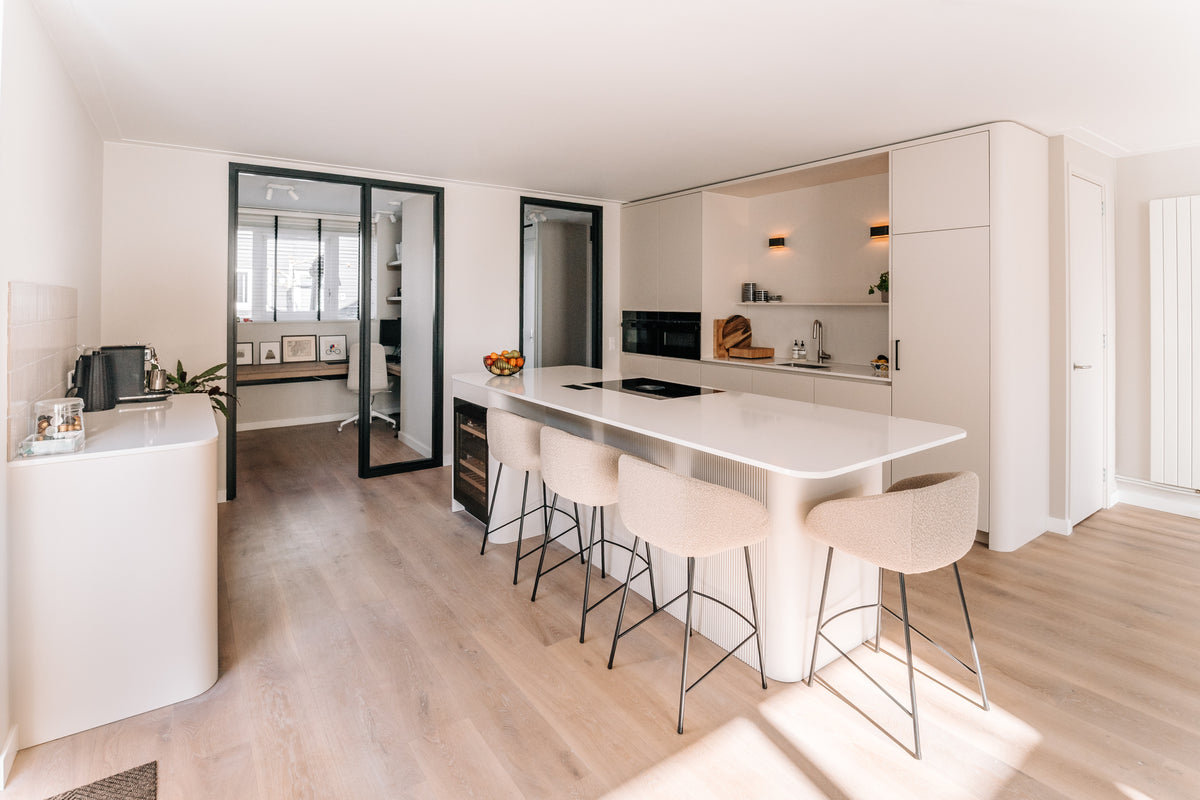 Moderne maatwerk keuken met afgerond kookeiland-studio stylez-afgerond-kookeiland,design-keuken,keukenontwerp,lichte-keuken,maatwerk-keuken,minimalistisch,moderne-keuken,moderne-woning,open-leefruimte-Moderne maatwerk keuken met kookeiland-OBLY