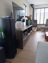 Moderne maatwerkkast met open vakken en geïntegreerde verlichting-woodendream-geïntegreerde verlichting,luxe afwerking,maatwerkkast,modern interieur,opbergkast,open vakken-Moderne maatwerkkast met open vakken en verlichting-OBLY