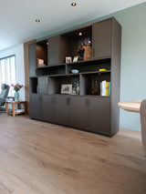 Moderne maatwerkkast met open vakken en geïntegreerde verlichting-woodendream-geïntegreerde verlichting,luxe afwerking,maatwerkkast,modern interieur,opbergkast,open vakken-Moderne maatwerkkast met open vakken en verlichting-OBLY