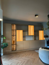 Moderne maatwerkkast met sfeervolle geïntegreerde verlichting-JJ interieurs-designkast,interieurmaatwerk,ledverlichting,luxe-interieur,maatwerkkast,moderne-woonkamer,opbergruimte-op-maat,wandkast-op-maat-Moderne maatwerkkast met geïntegreerde LED-verlichting-OBLY