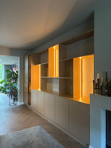 Moderne maatwerkkast met sfeervolle geïntegreerde verlichting-JJ interieurs-designkast,interieurmaatwerk,ledverlichting,luxe-interieur,maatwerkkast,moderne-woonkamer,opbergruimte-op-maat,wandkast-op-maat-Moderne maatwerkkast met geïntegreerde LED-verlichting-OBLY