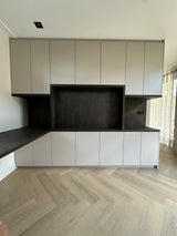 Moderne maatwerkkast met tv-meubel en nis in zwart decor-JJ interieurs-greeploze-kast,interieurmaatwerk,luxe-interieur,maatwerkkast,moderne-woonkamer,opbergruimte-op-maat,tv-meubel-op-maat,wandkast-op-maat-Moderne maatwerkkast met tv-meubel en zwarte nis-OBLY