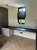 Moderne maatwerkkast met tv-meubel en nis in zwart decor-JJ interieurs-greeploze-kast,interieurmaatwerk,luxe-interieur,maatwerkkast,moderne-woonkamer,opbergruimte-op-maat,tv-meubel-op-maat,wandkast-op-maat-Moderne maatwerkkast met tv-meubel en zwarte nis-OBLY