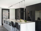 Moderne maatwerkkeuken met kookeiland-kap.studio-Keuken-OBLY