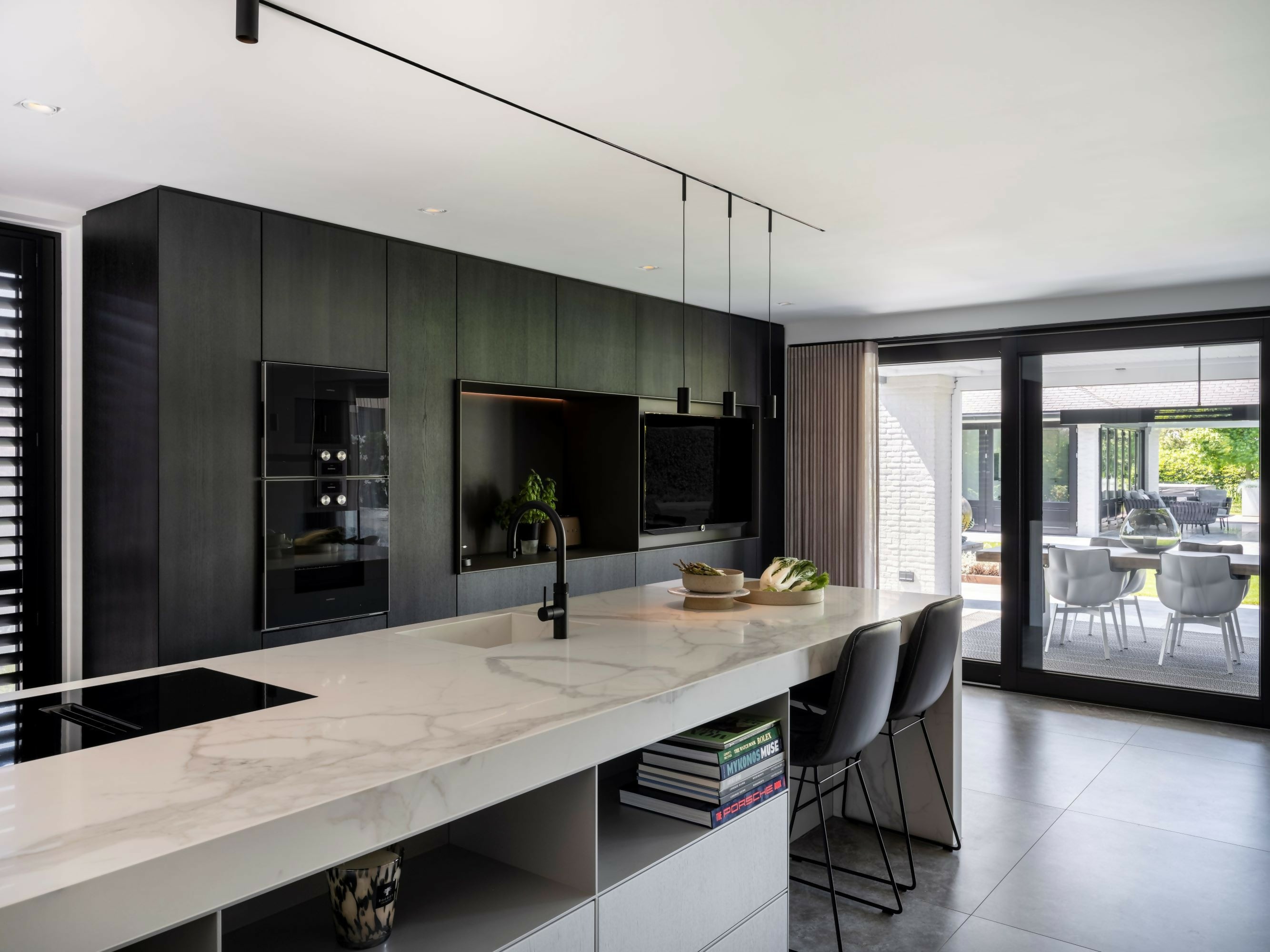 Moderne maatwerkkeuken met kookeiland-kap.studio-Keuken-OBLY
