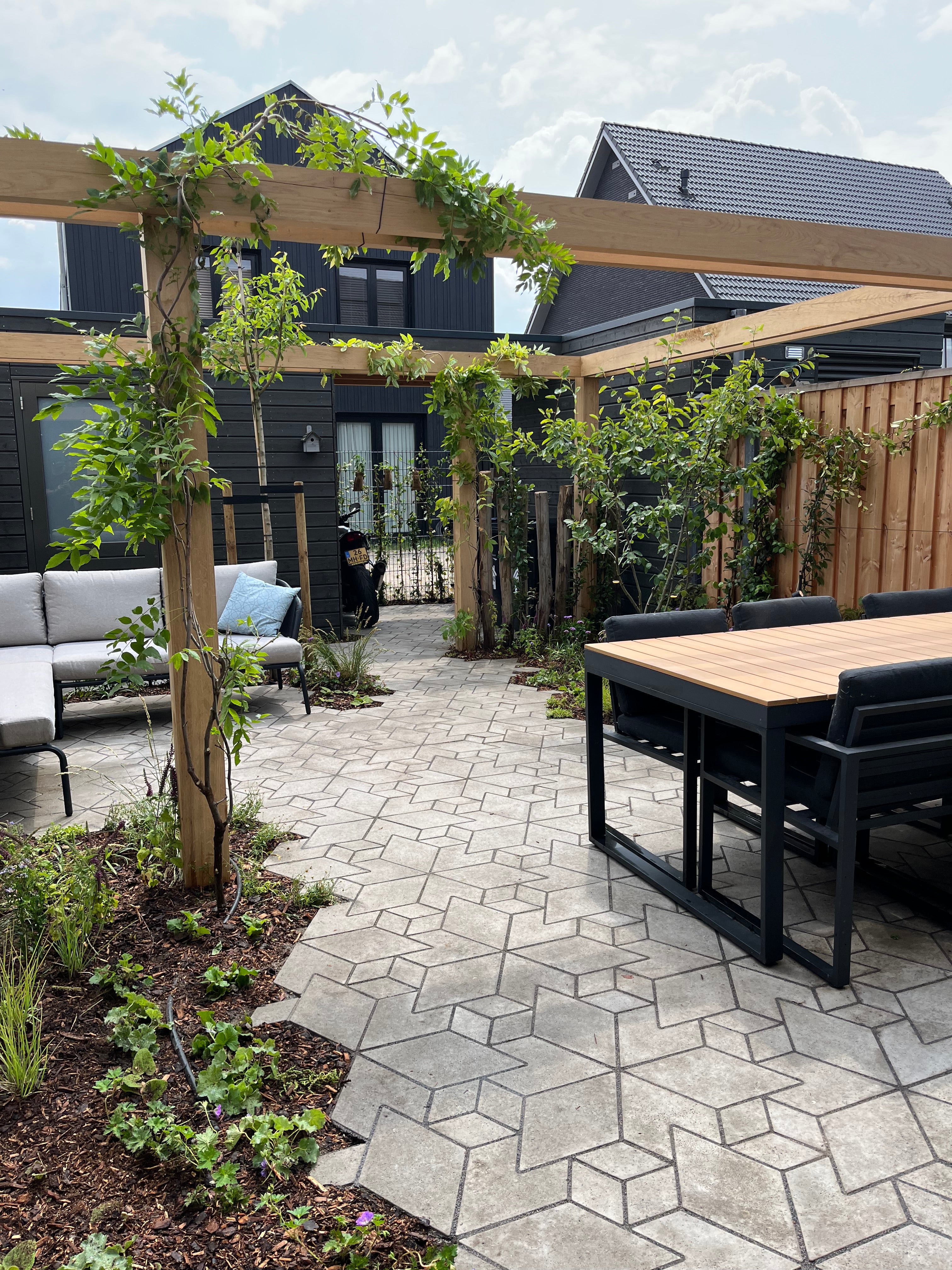 Moderne nieuwbouwtuin met pergola en organische beplanting-GreenPien-groene stadstuin,luxe nieuwbouw tuin,moderne gezinstuin,moderne nieuwbouwtuin,organische tuin,tuin,tuin met houten pergola-Moderne nieuwbouwtuin met pergola-OBLY