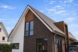 Moderne nieuwbouwwoning met houten aanbouw-Prowood-donker-metselwerk,eigentijdse-woning,Exterieur,gevelbekleding-hout,houten-aanbouw,houten-overkapping,moderne-architectuur,moderne-woning,nieuwbouwwoning,strak-ontwerp,wit-stucwerk-Moderne woning met houten aanbouw en garage-OBLY