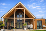 Moderne nieuwbouwwoning met houten aanbouw-Prowood-donker-metselwerk,eigentijdse-woning,Exterieur,gevelbekleding-hout,houten-aanbouw,houten-overkapping,moderne-architectuur,moderne-woning,nieuwbouwwoning,strak-ontwerp,wit-stucwerk-Moderne woning met houten aanbouw en garage-OBLY