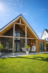 Moderne nieuwbouwwoning met houten aanbouw-Prowood-donker-metselwerk,eigentijdse-woning,Exterieur,gevelbekleding-hout,houten-aanbouw,houten-overkapping,moderne-architectuur,moderne-woning,nieuwbouwwoning,strak-ontwerp,wit-stucwerk-Moderne woning met houten aanbouw en garage-OBLY