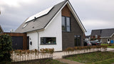 Moderne nieuwbouwwoning met houten aanbouw-Prowood-donker-metselwerk,eigentijdse-woning,Exterieur,gevelbekleding-hout,houten-aanbouw,houten-overkapping,moderne-architectuur,moderne-woning,nieuwbouwwoning,strak-ontwerp,wit-stucwerk-Moderne woning met houten aanbouw en garage-OBLY