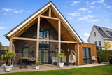 Moderne nieuwbouwwoning met houten aanbouw-Prowood-donker-metselwerk,eigentijdse-woning,Exterieur,gevelbekleding-hout,houten-aanbouw,houten-overkapping,moderne-architectuur,moderne-woning,nieuwbouwwoning,strak-ontwerp,wit-stucwerk-Moderne woning met houten aanbouw en garage-OBLY
