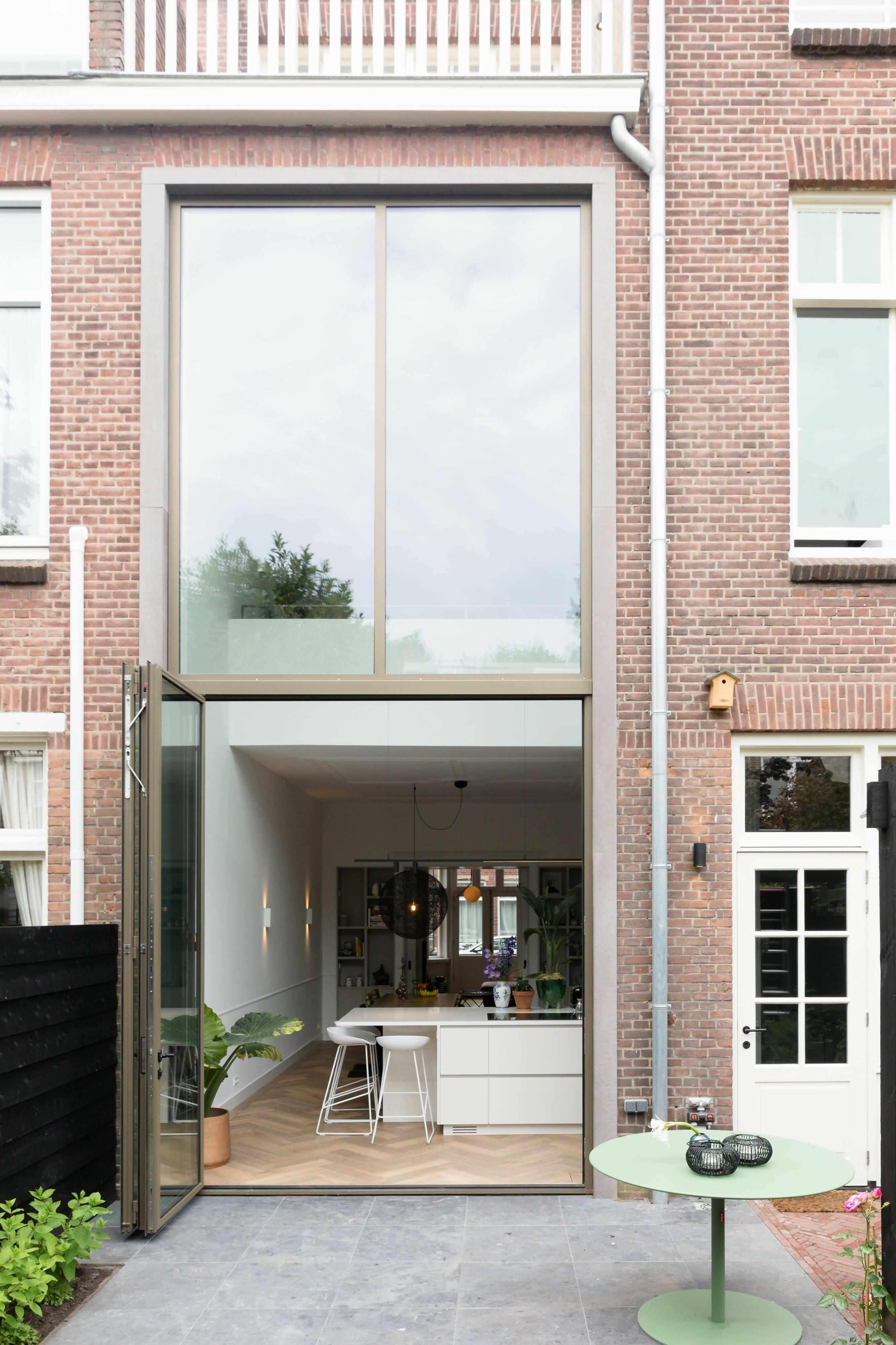 Moderne renovatie met hoogteaccenten-FOAM Architecten-lichte woonkamer met vide,moderne gezinswoning,moderne tussenwoning interieur,open keuken woonkamer,woonkamer,woonkamer renovatie-Moderne renovatie met hoogteaccenten-OBLY