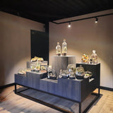 Moderne showroominrichting met presentatieblokken-Perfekt Interieur-display meubels,moderne showroom,presentatie tafels,presentatieblokken,retail interieur,showroom inrichting,showroom meubels,winkel inrichting-Showroominrichting met displayblokken-OBLY