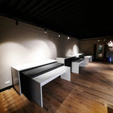 Moderne showroominrichting met presentatieblokken-Perfekt Interieur-display meubels,moderne showroom,presentatie tafels,presentatieblokken,retail interieur,showroom inrichting,showroom meubels,winkel inrichting-Showroominrichting met displayblokken-OBLY