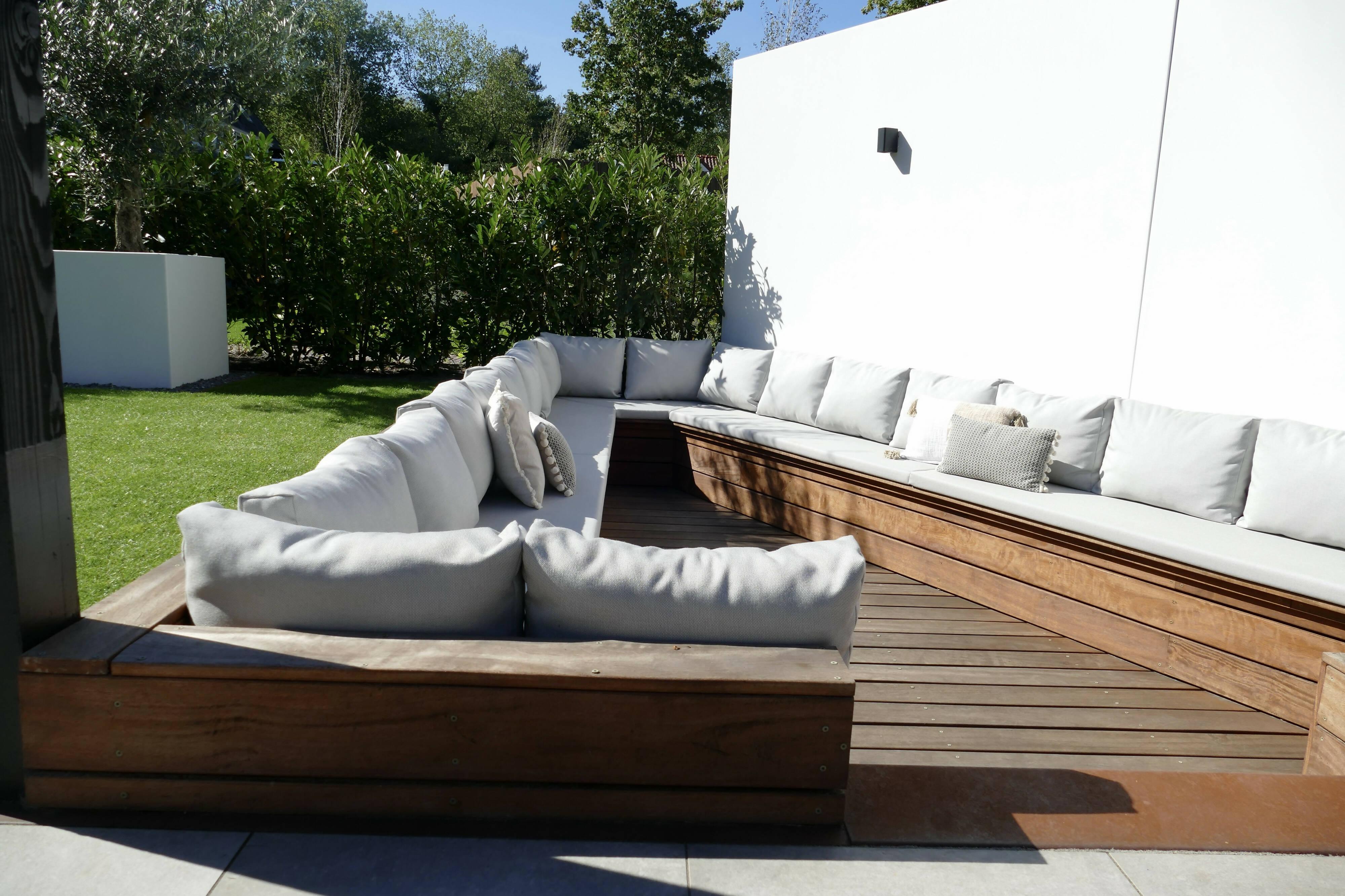 Moderne tuin met knusse zithoek-Lifs Interior Design-Buitenkeuken tuin,Moderne tuin,Strakke tuin,Tuin,Tuin inspiratie,Tuin met buitenhaard,Tuin met pergola,Tuin met pizza oven,Tuin met zithoek,Tuinontwerp-moderne-tuin-met-knusse-zithoek-OBLY