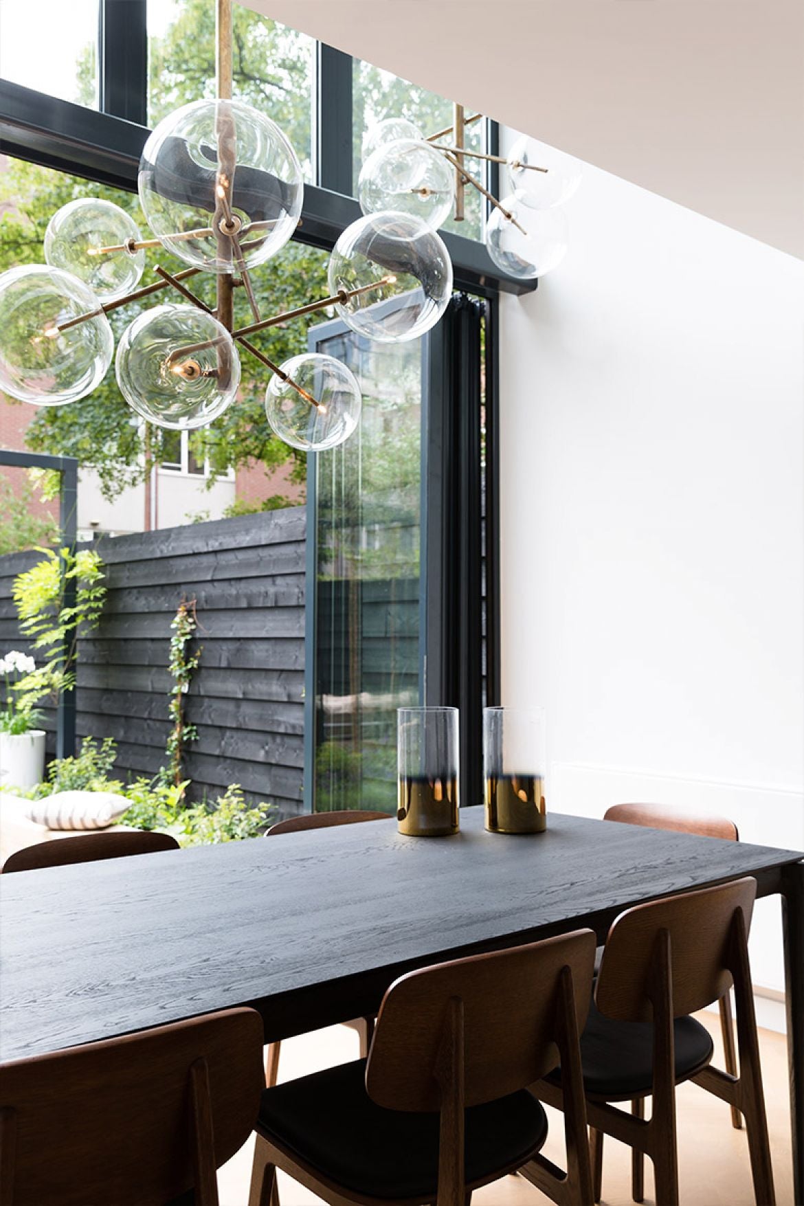 Moderne uitbouw met glazen vouwwand naar luxe stadstuin-Goes serres-aluminium vouwwand,binnen buiten living,glazen vouwwand,luxe leefkeuken,moderne achtertuin,moderne uitbouw,moderne woning renovatie,open leefruimte,uitbouw met vouwwand,uitbouw stadswoning-Moderne uitbouw met glazen vouwwand naar tuin-OBLY