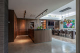 Moderne villa met naadloze binnen-buiten verbinding-Loom Architecten-architectuur op maat,binnen buiten verbinding,grote glaspartijen,luxe woning,minimalistisch design,moderne villa,open plattegrond,strakke zichtlijnen,Woonkamer-Modern interieur met open plattegrond en maatwerk design-OBLY