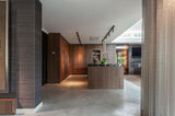 Moderne villa met naadloze binnen-buiten verbinding-Loom Architecten-architectuur op maat,binnen buiten verbinding,grote glaspartijen,luxe woning,minimalistisch design,moderne villa,open plattegrond,strakke zichtlijnen,Woonkamer-Modern interieur met open plattegrond en maatwerk design-OBLY