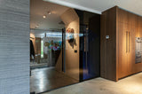Moderne villa met naadloze binnen-buiten verbinding-Loom Architecten-architectuur op maat,binnen buiten verbinding,grote glaspartijen,luxe woning,minimalistisch design,moderne villa,open plattegrond,strakke zichtlijnen,Woonkamer-Modern interieur met open plattegrond en maatwerk design-OBLY