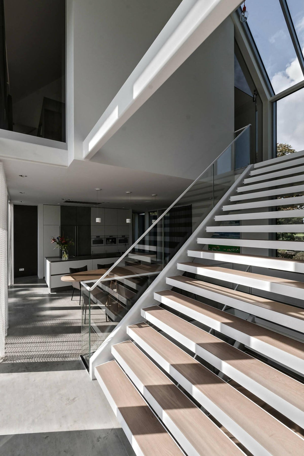 Moderne villa met prachtig uitzicht-B-TOO-Exterieur,luxe villa met glasgevel,minimalistische villa architectuur,moderne design villa,moderne villa met open leefruimte,moderne villa met uitzicht-Moderne villa met prachtig uitzicht-OBLY