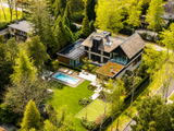 Moderne villa met rieten kap en donkere houten gevel-Prowood-bosrijke villawijk,donkere houten gevel,houten gevelbekleding,luxe villa,moderne architectuur,moderne villa,rieten kap,thermisch frake-Moderne villa met rieten kap en houten gevelbekleding-OBLY