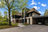 Moderne villa met rieten kap en donkere houten gevel-Prowood-bosrijke villawijk,donkere houten gevel,houten gevelbekleding,luxe villa,moderne architectuur,moderne villa,rieten kap,thermisch frake-Moderne villa met rieten kap en houten gevelbekleding-OBLY