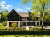 Moderne villa met rieten kap en donkere houten gevel-Prowood-bosrijke villawijk,donkere houten gevel,houten gevelbekleding,luxe villa,moderne architectuur,moderne villa,rieten kap,thermisch frake-Moderne villa met rieten kap en houten gevelbekleding-OBLY