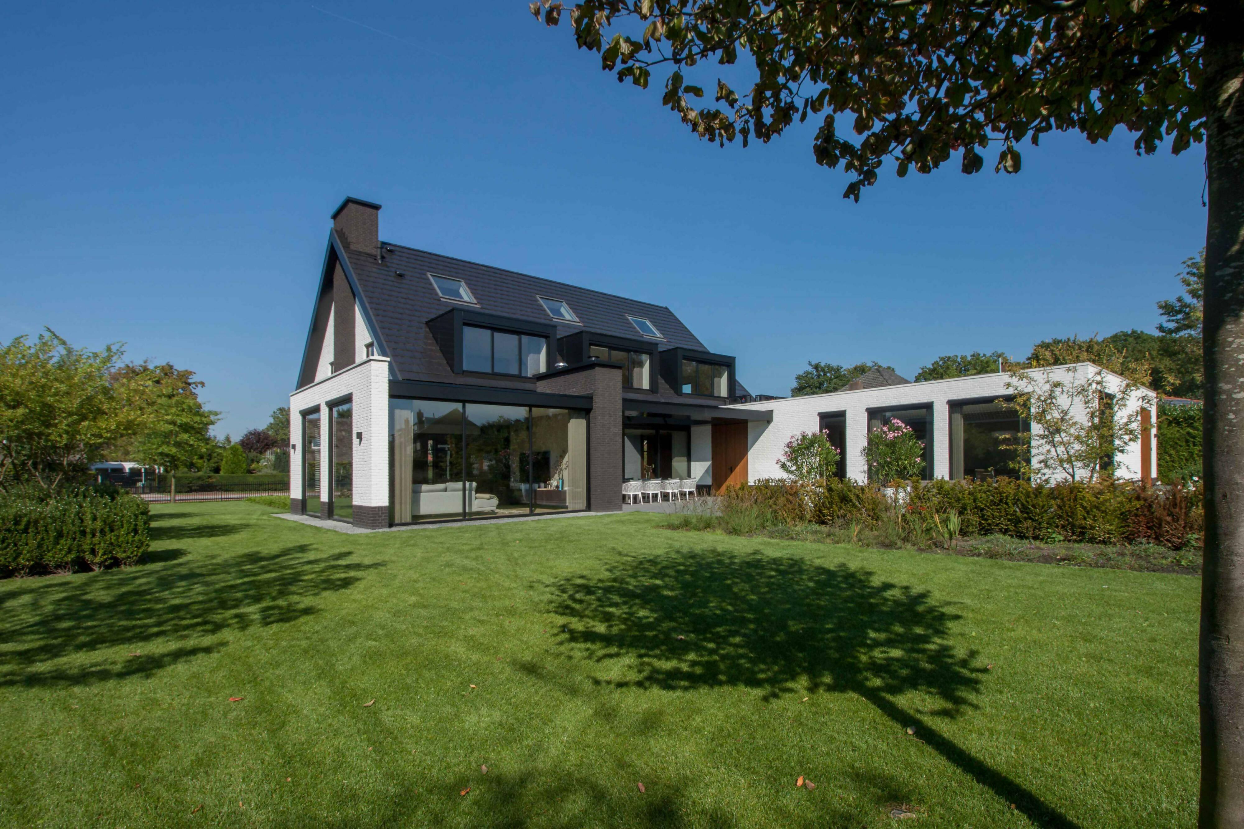 Moderne villa op historische locatie-Spanjers Architect-Exterieur,grote raampartijen,moderne villa,nieuwbouw,strakke vormgeving-Moderne villa op historische locatie-OBLY