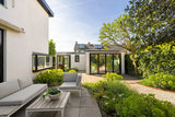 Moderne villatuin met organische borders-The Green Fix-achtertuin,biodiverse tuin,grindpad tuin,houten terras,luxe tuin,meerstammige bomen,moderne villatuin,natuurlijke beplanting,onderhoudsvriendelijke tuin,organische borders,siergrassen,The Green Fix,vaste planten,villatuin,voortuin-Moderne villatuin met organische borders | The Green Fix-OBLY