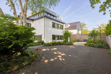 Moderne villatuin met organische borders-The Green Fix-achtertuin,biodiverse tuin,grindpad tuin,houten terras,luxe tuin,meerstammige bomen,moderne villatuin,natuurlijke beplanting,onderhoudsvriendelijke tuin,organische borders,siergrassen,The Green Fix,vaste planten,villatuin,voortuin-Moderne villatuin met organische borders | The Green Fix-OBLY