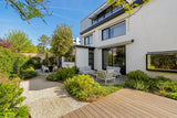 Moderne villatuin met organische borders-The Green Fix-achtertuin,biodiverse tuin,grindpad tuin,houten terras,luxe tuin,meerstammige bomen,moderne villatuin,natuurlijke beplanting,onderhoudsvriendelijke tuin,organische borders,siergrassen,The Green Fix,vaste planten,villatuin,voortuin-Moderne villatuin met organische borders | The Green Fix-OBLY
