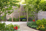 Moderne villatuin met organische borders-The Green Fix-achtertuin,biodiverse tuin,grindpad tuin,houten terras,luxe tuin,meerstammige bomen,moderne villatuin,natuurlijke beplanting,onderhoudsvriendelijke tuin,organische borders,siergrassen,The Green Fix,vaste planten,villatuin,voortuin-Moderne villatuin met organische borders | The Green Fix-OBLY