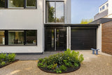 Moderne villatuin met organische borders-The Green Fix-achtertuin,biodiverse tuin,grindpad tuin,houten terras,luxe tuin,meerstammige bomen,moderne villatuin,natuurlijke beplanting,onderhoudsvriendelijke tuin,organische borders,siergrassen,The Green Fix,vaste planten,villatuin,voortuin-Moderne villatuin met organische borders | The Green Fix-OBLY