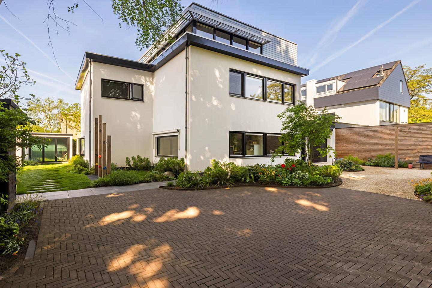 Moderne villatuin met organische borders-The Green Fix-achtertuin,biodiverse tuin,grindpad tuin,houten terras,luxe tuin,meerstammige bomen,moderne villatuin,natuurlijke beplanting,onderhoudsvriendelijke tuin,organische borders,siergrassen,The Green Fix,vaste planten,villatuin,voortuin-Moderne villatuin met organische borders | The Green Fix-OBLY