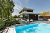 Moderne woning in Bergen op Zoom met glazen schuifpuien-KELLER minimal windows® by Kumasol-aluminium kozijnen,binnen buiten wonen,Exterieur,Glasdesign,glasspecialist,glazen schuifpui,luxe woning,moderne architectuur,moderne villa,open leefruimte,veel daglicht,villa met zwembad-Moderne woning Bergen op Zoom met glazen schuifpui-OBLY