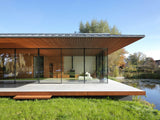 Moderne woning in Hilversum met grote glazen gevels-KELLER minimal windows® by Kumasol-aluminium kozijnen,binnen buiten verbinding,Exterieur,Glasspecialist,glazen gevel,luxe woning,moderne villa hilversum,open leefruimte,strakke architectuur,veel daglicht,villa aan het water-Moderne woning Hilversum met glazen gevel | KELLER-OBLY
