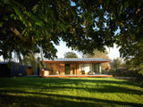 Moderne woning in Hilversum met grote glazen gevels-KELLER minimal windows® by Kumasol-aluminium kozijnen,binnen buiten verbinding,Exterieur,Glasspecialist,glazen gevel,luxe woning,moderne villa hilversum,open leefruimte,strakke architectuur,veel daglicht,villa aan het water-Moderne woning Hilversum met glazen gevel | KELLER-OBLY