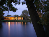Moderne woning in Hilversum met grote glazen gevels-KELLER minimal windows® by Kumasol-aluminium kozijnen,binnen buiten verbinding,Exterieur,Glasspecialist,glazen gevel,luxe woning,moderne villa hilversum,open leefruimte,strakke architectuur,veel daglicht,villa aan het water-Moderne woning Hilversum met glazen gevel | KELLER-OBLY